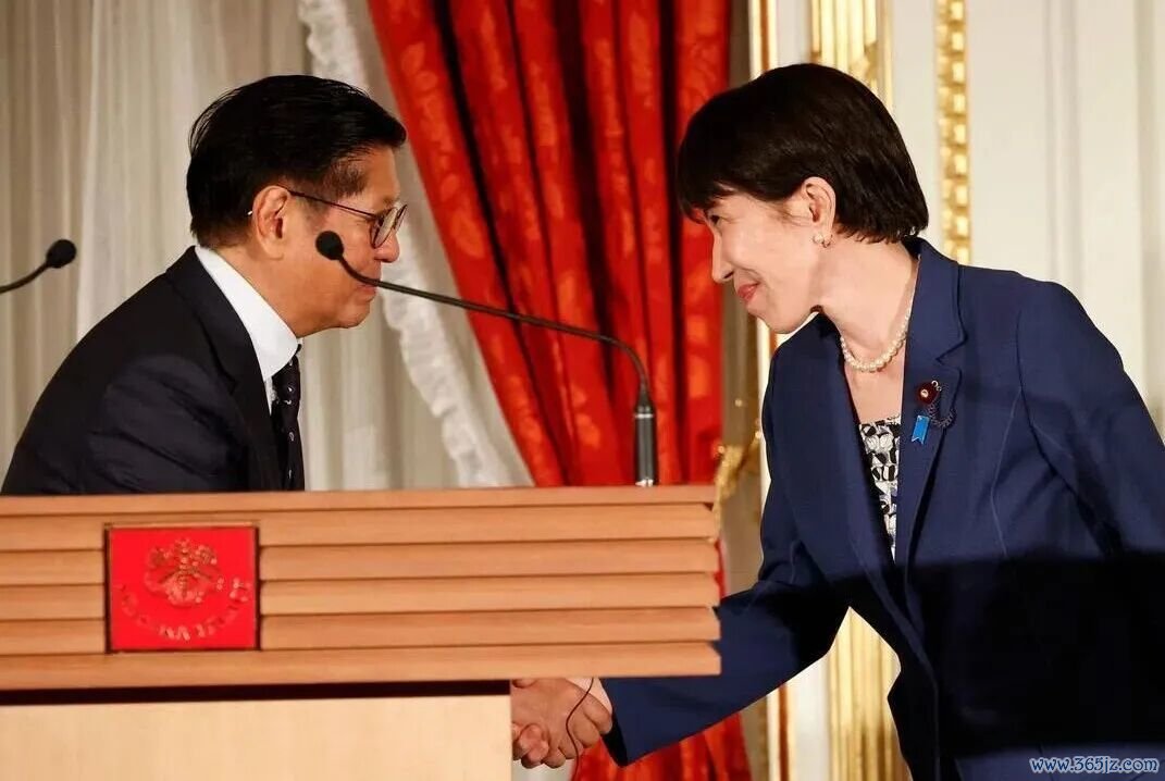 日本首相高市早苗（右）与菲律宾总统马科斯捏手合影。图源：外媒